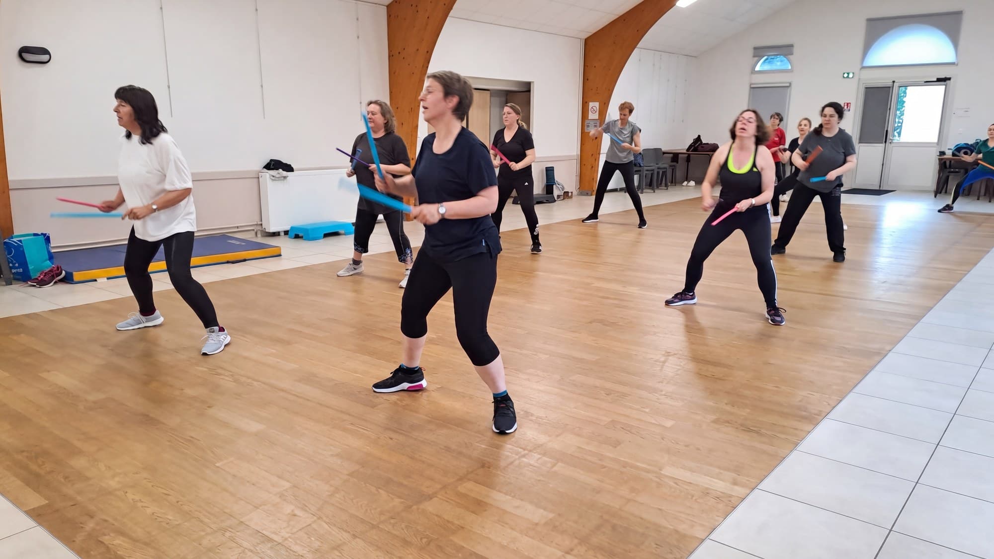 Cours de fitness aux bâtons lestés dans la salle du club.