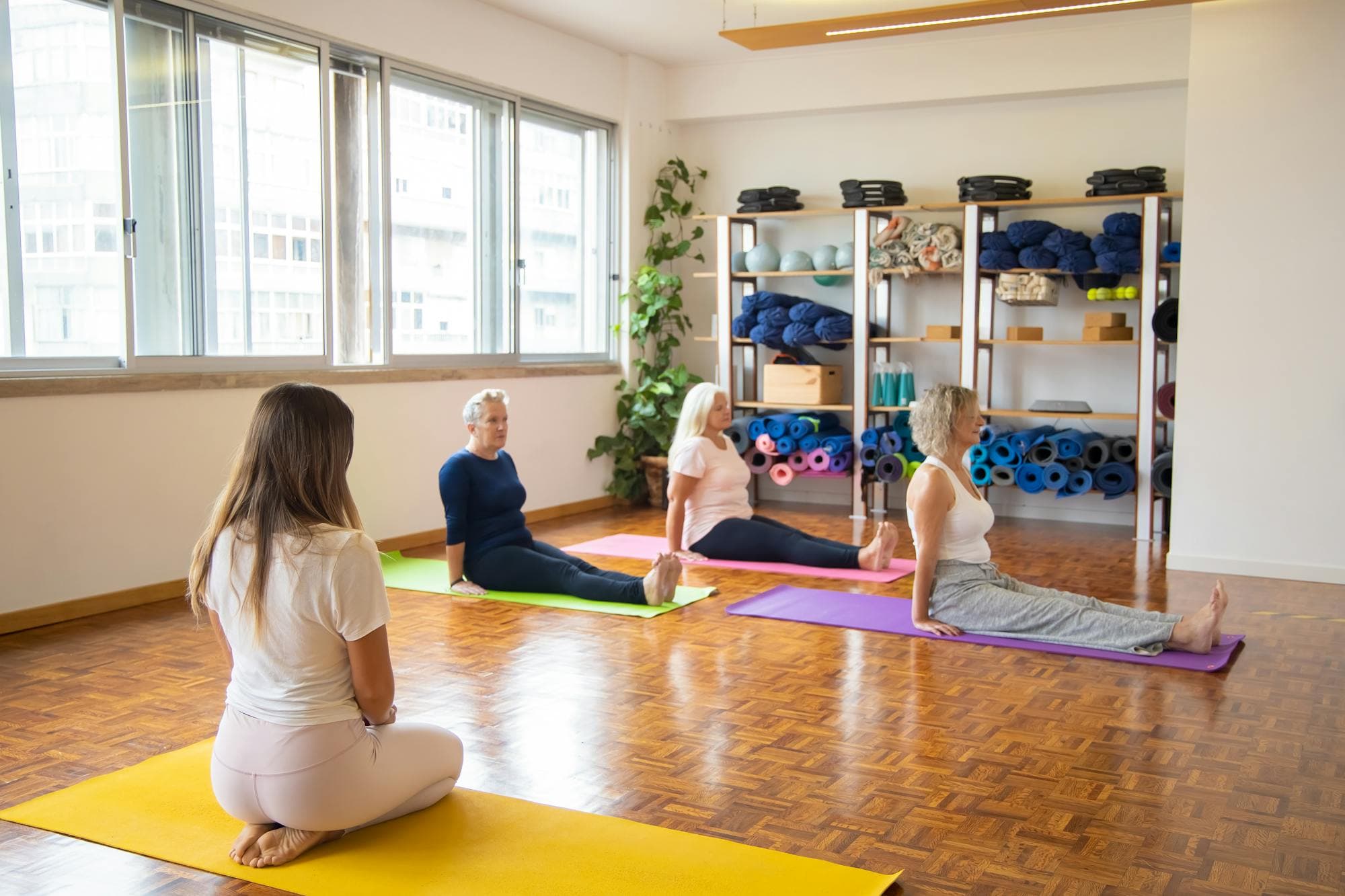 Séance Sport Santé Sénior sur tapis, travail d'équilibre en groupe.