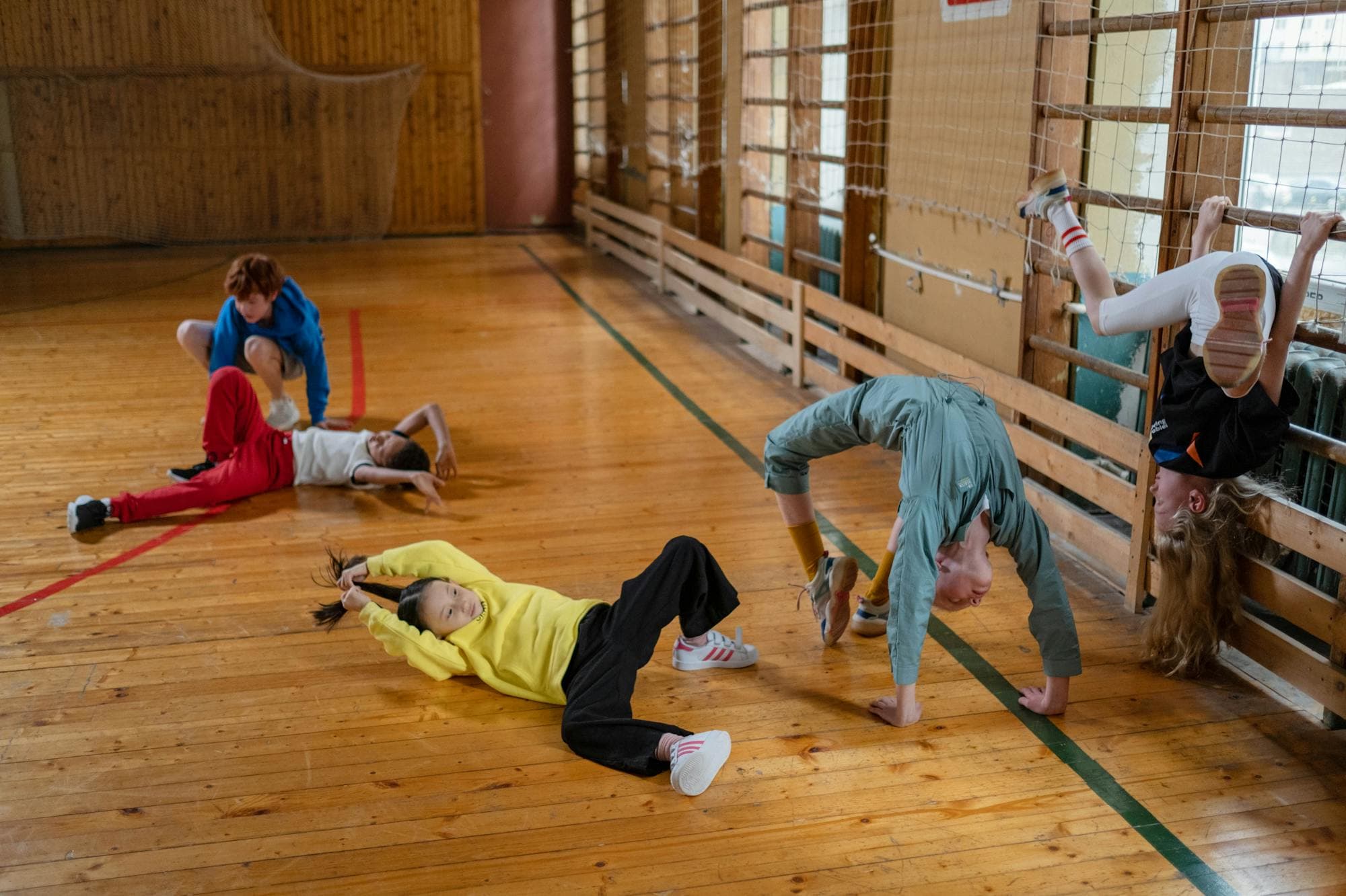 Enfants en séance d'éveil moteur dans la salle du club.